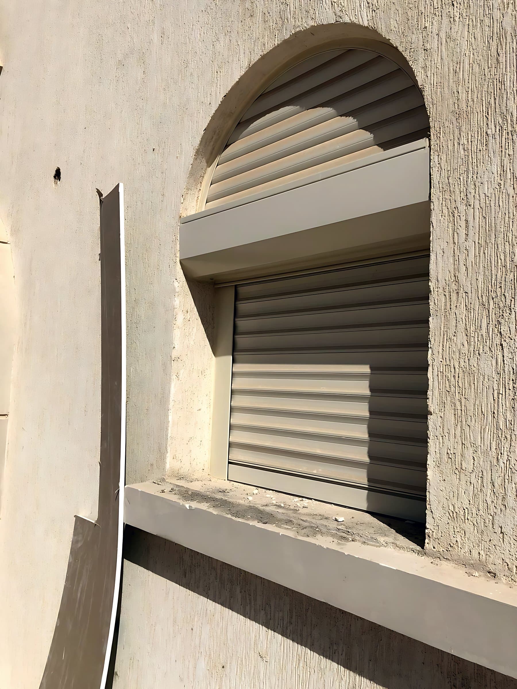 Roller shutter made to fit an arched window opening
