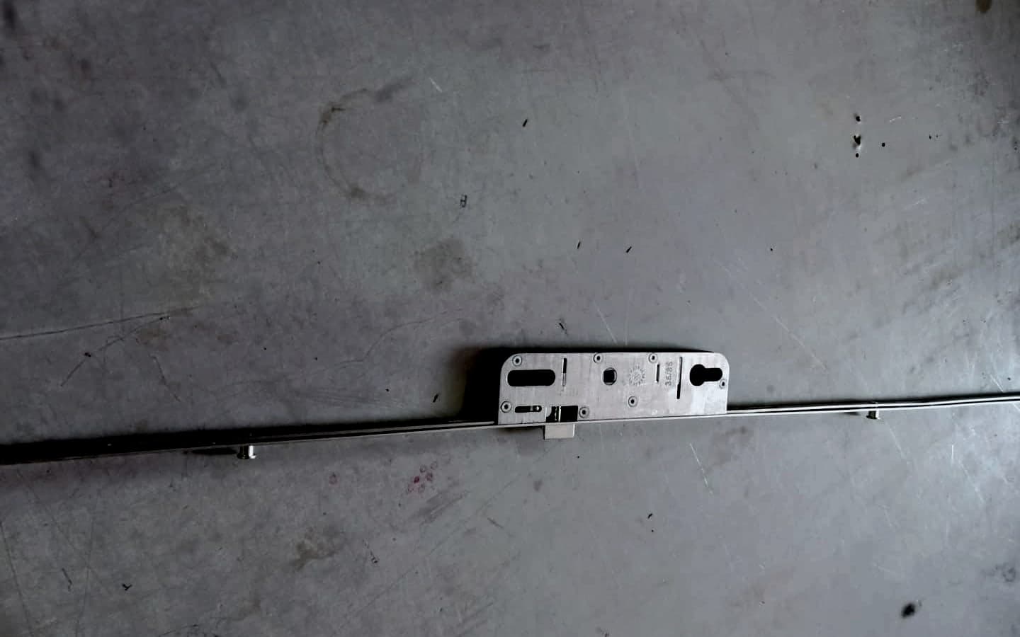 Hinged-door espagnolette with its lock case