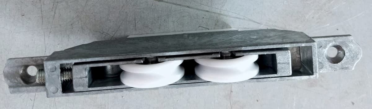 Concealed twin-wheel roller for sliding sashes