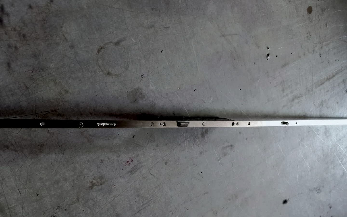 Sliding espagnolette bar with its locking points